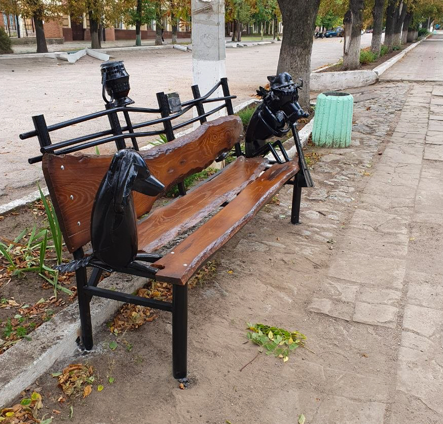 Лавка, натхненна тваринами з мультфільму «Жив-був пес», у Бобринці