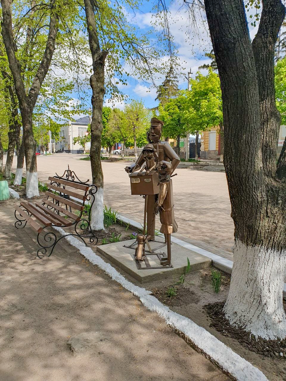 Арт-об'єкт «Шарманщик» із лавкою на Миколаївській вулиці у Бобринці