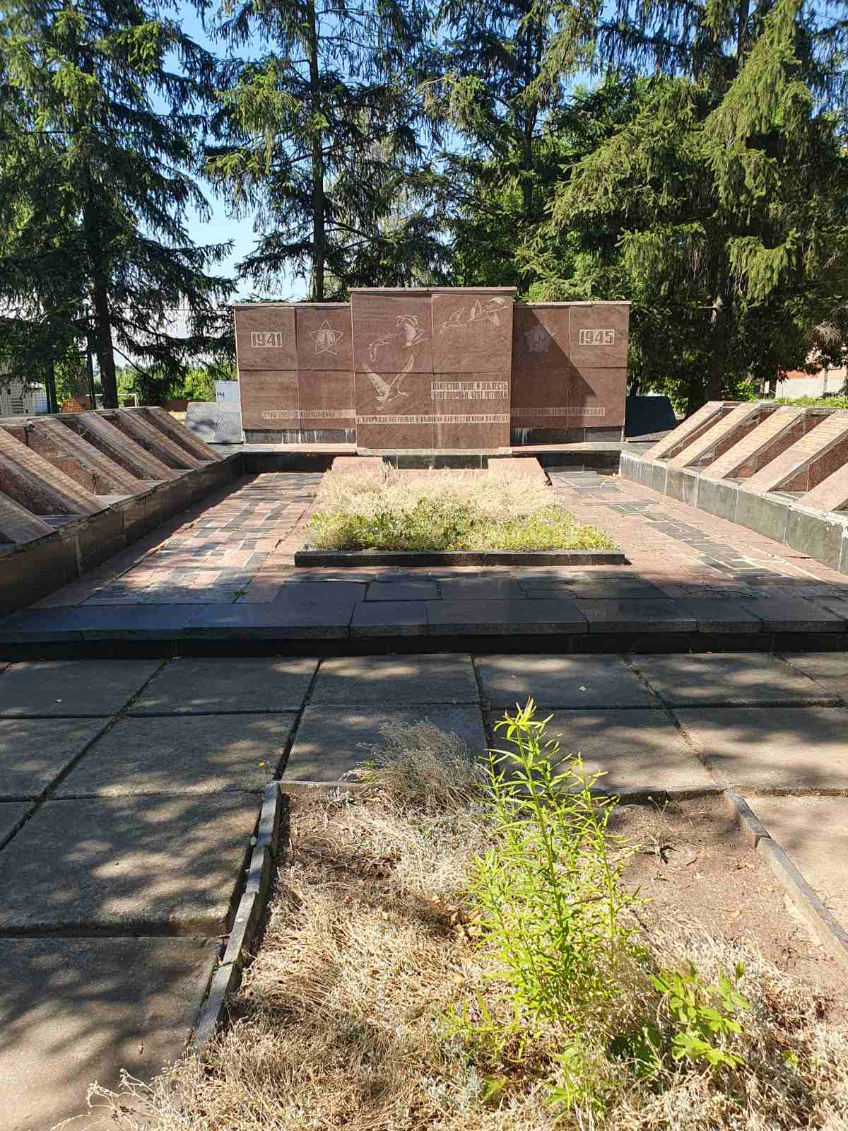 Мемориальный комплекс, посвящённый памяти учителей и учеников Бобринецких школ