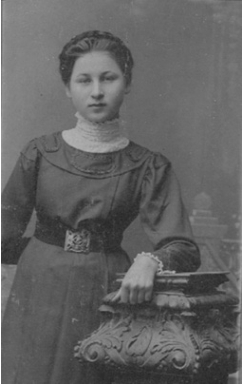 Семья Ивановых: Анна Ивановна, Поликарп Андреевич, дочь Валентина, 1917 год.