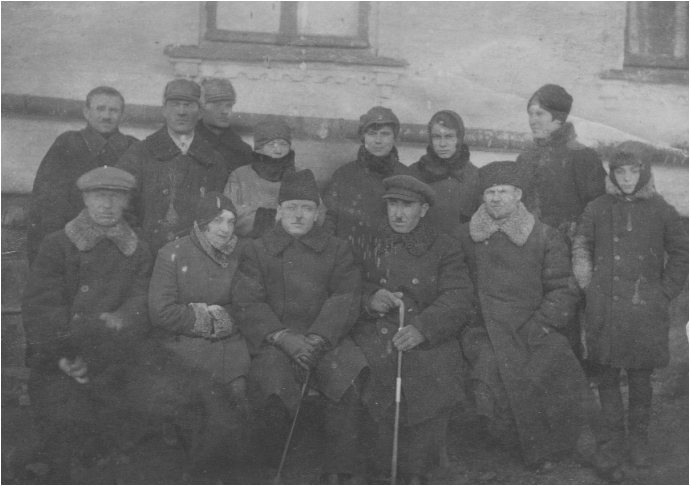 Бобринецкие медики. В первом ряду третий слева - Коваленко Тимофей Иванович, третий справа - Иванов Поликарп Андреевич. Начало 30-х годов.