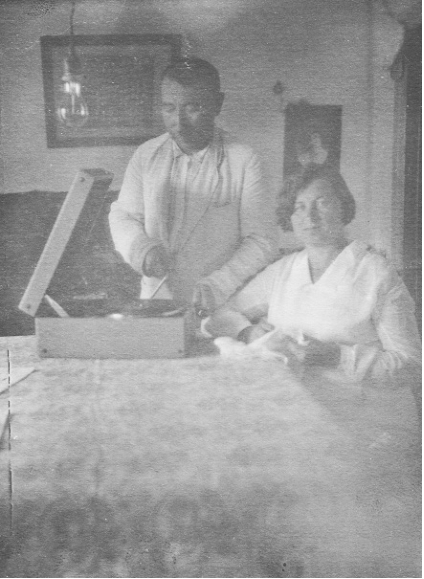 Ивановы проигрывают пластинки на патефоне. 1936 г.
