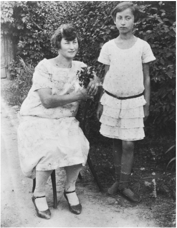 Анна Ивановна и Валя. И обратная сторона снимка 1927 г.