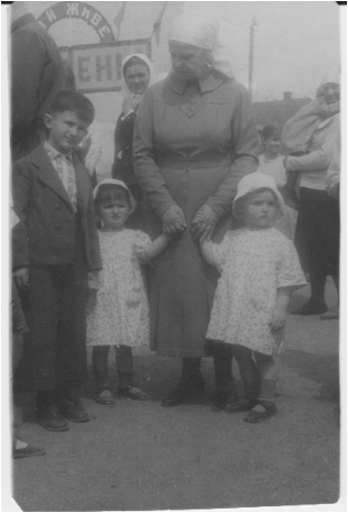 Бабушка Соня с внуками. Слева: Лёня, Лена и Оля. Первого мая 1949 г.