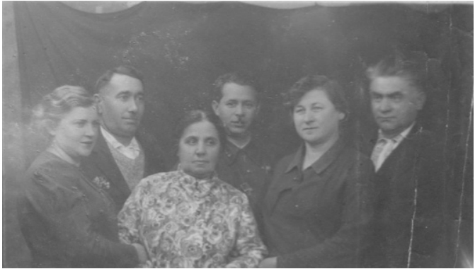 Слева направо: А. М. Литвакова, П.А. Иванов, С.Э. Литвак, С.А. Литваков, А.И. Иванова, А.А. Литвак.