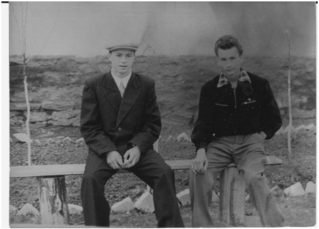 Витя Григорьев (справа) и Толя Кожемякин во дворе школы, 1959 г.