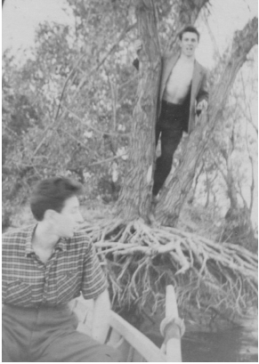 В. Литвак (в лодке) и Виталий Бублик, сентябрь 1959 года
