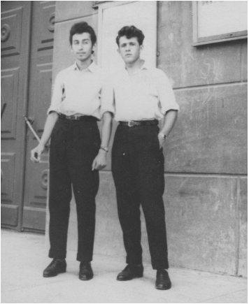 В. Литвак и А. Подпалый возле техникума, 1961 г.