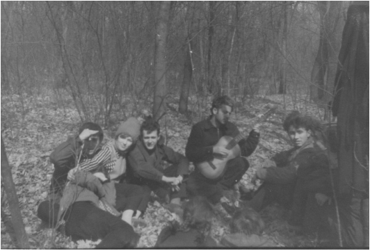 В лесу у костра. Справа: Духонченко Анатолий, Гриша Финкильштейн, Анатолий Подпалый, Лида Нестерова, Володя Литвак, Виталий Бублик