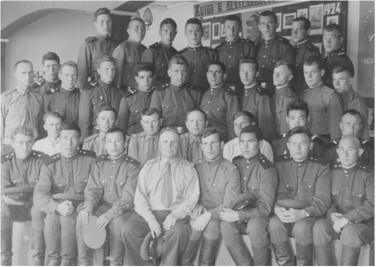 Рисунок 75 . В первом ряду, в центре сидит майор Григорьев В. Ф., во втором ряду слева – главный инженер ЛПК майор Карандаев, командир 445 ВСО подполковник Студентов, начальник ЛПК подполковник Воинков, парторг ЛПК Чернышов.